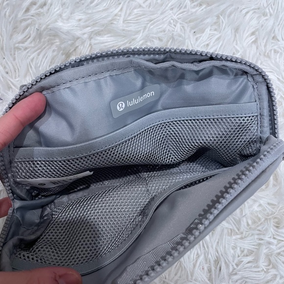 NWT lululemon everywhere belt bag silver drop white wordmark - Picture 3 of 4